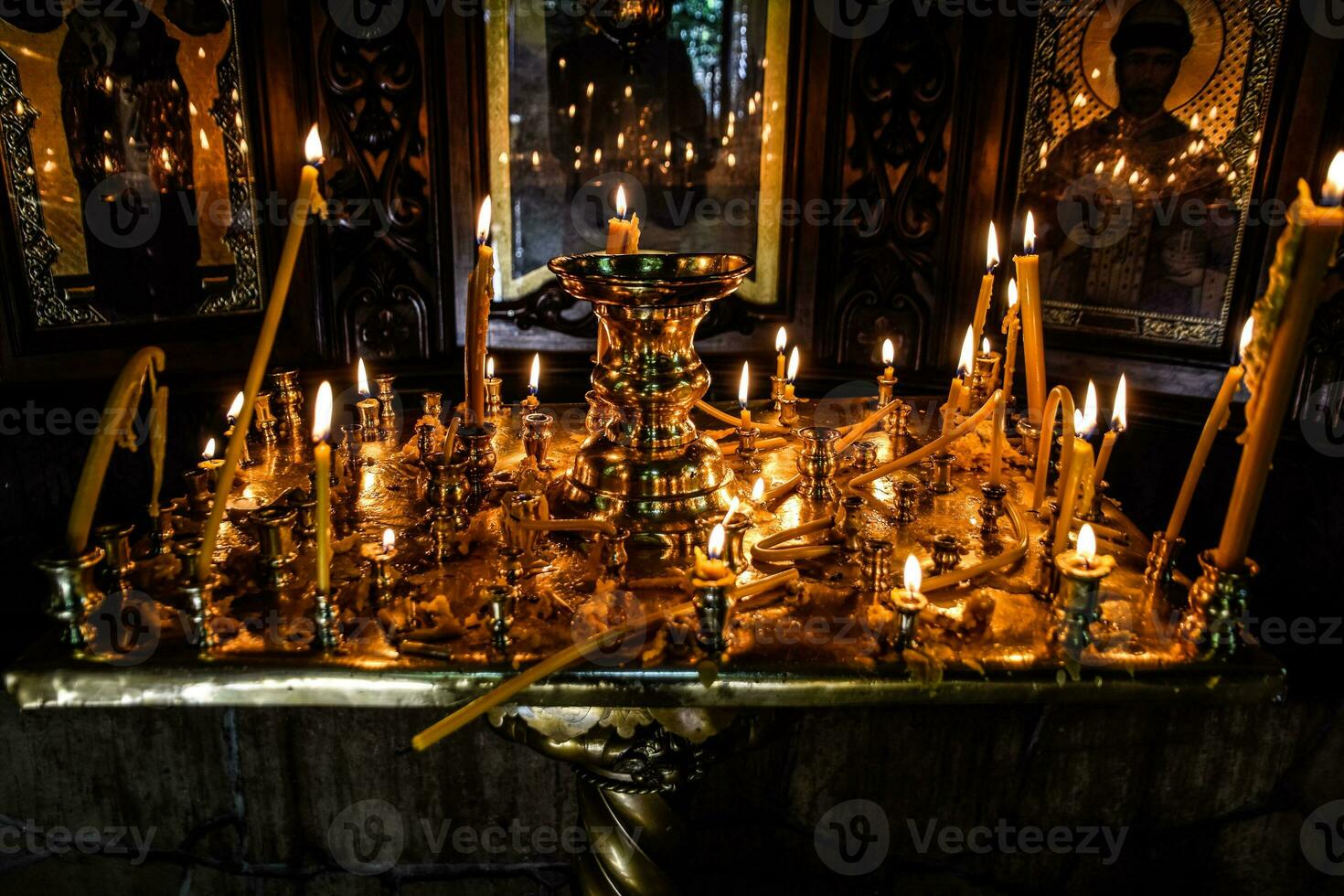 brûlant bougies sur une supporter près le Icônes dans le chapelle. photo