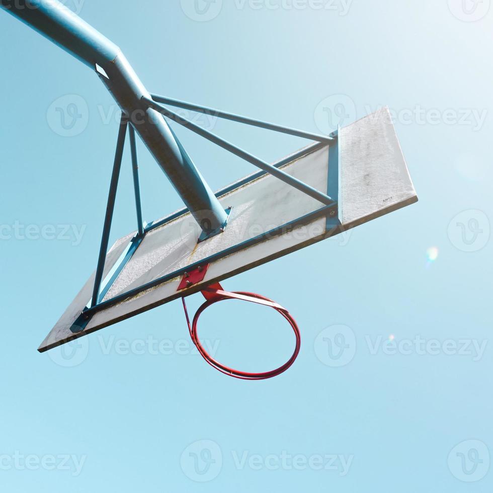 panier de basket de rue et ciel bleu photo