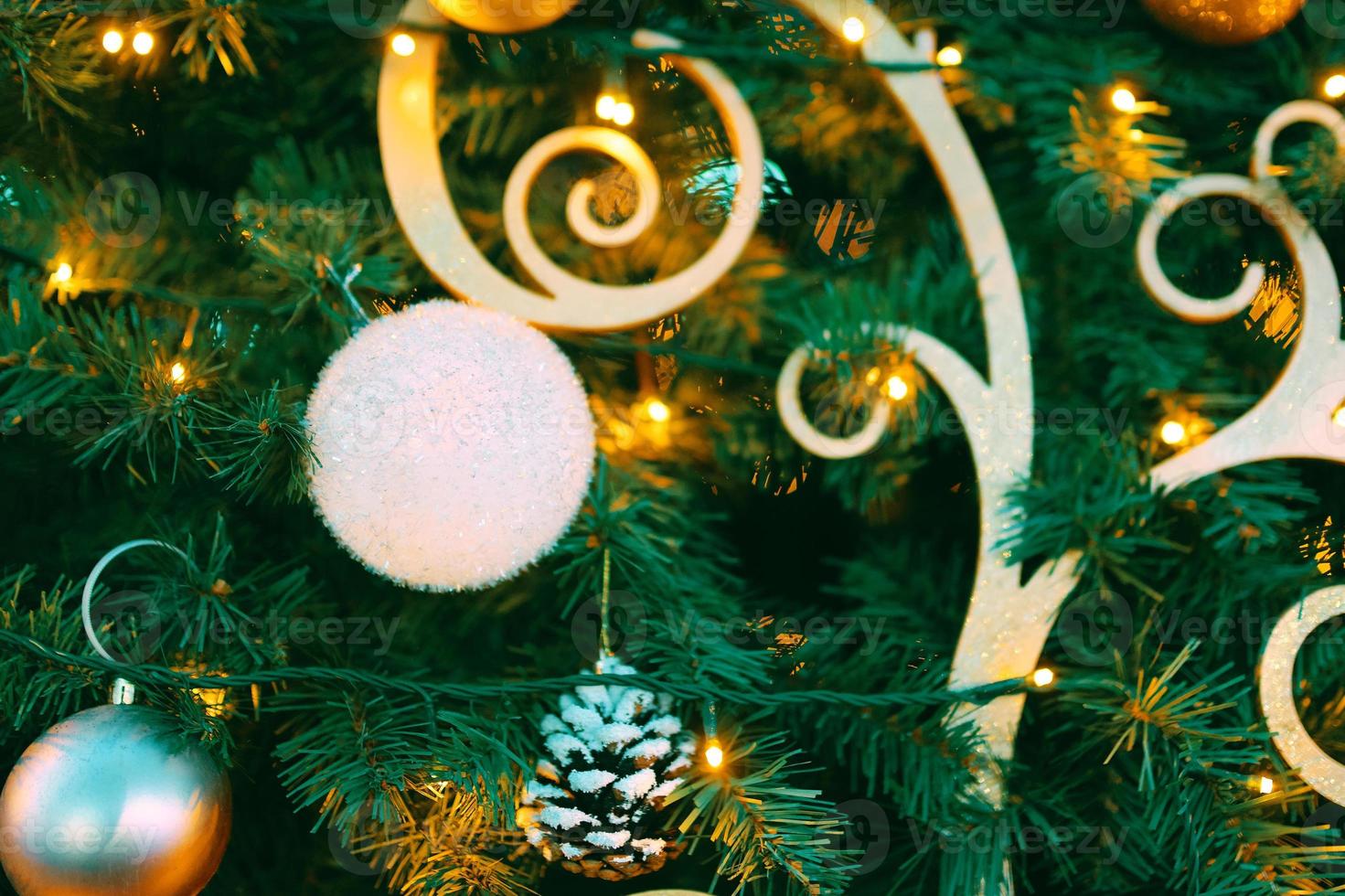 arbre de noël avec des décorations. photo