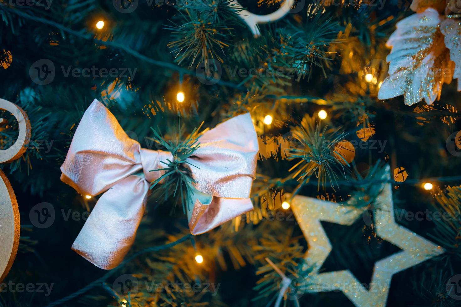 arbre de noël avec des décorations. photo