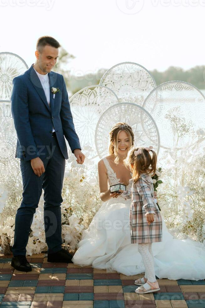 cérémonie de mariage des jeunes mariés sur la jetée photo