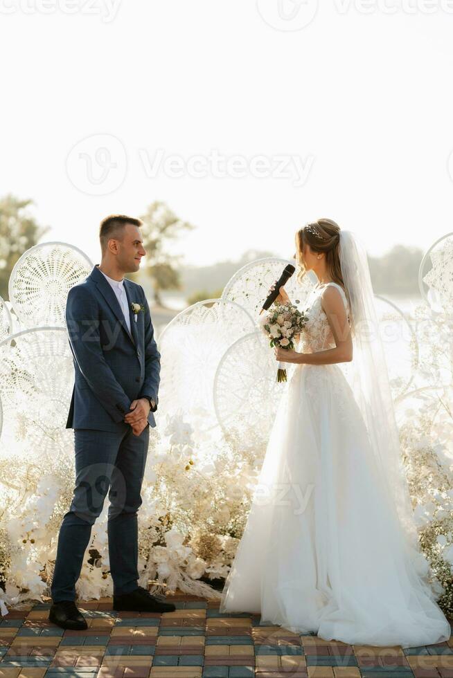 cérémonie de mariage des jeunes mariés sur la jetée photo