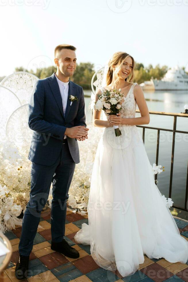 cérémonie de mariage des jeunes mariés sur la jetée photo