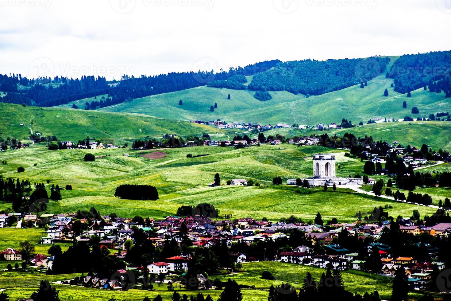 ville sur des collines verdoyantes photo