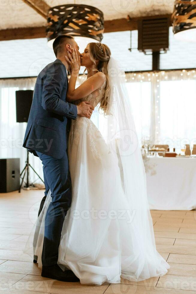 la première danse de mariage des mariés photo