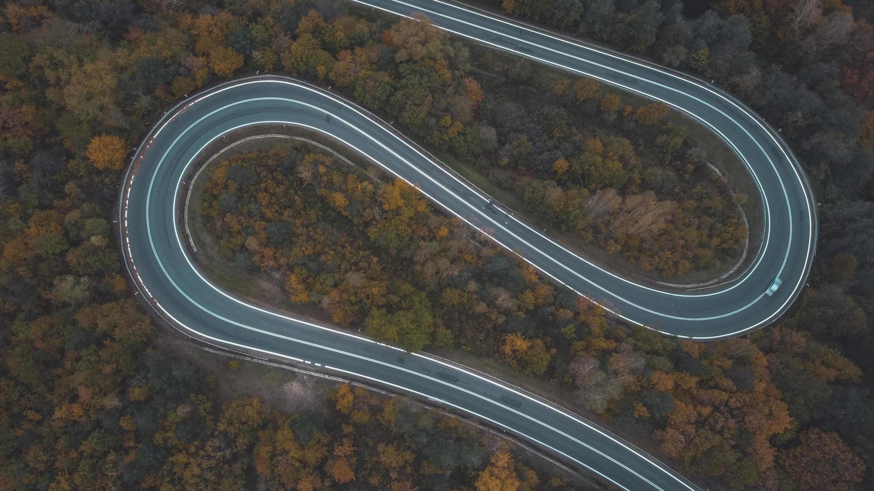 vue aérienne de la route courbe sur les montagnes du sud de la pologne en automne photo