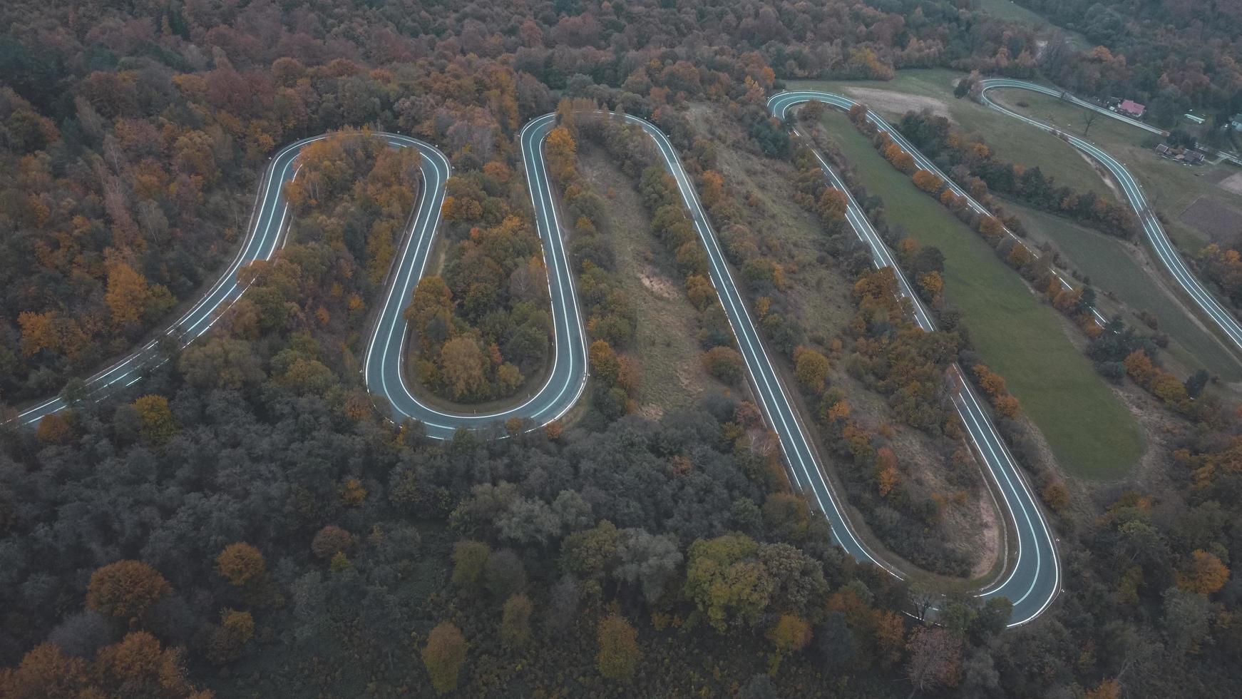 vue aérienne de la route courbe sur les montagnes du sud de la pologne en automne photo