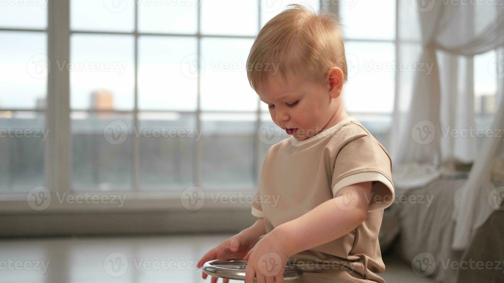 content enfant à maison. peu bambin garçon conduite gros ancien jouet voiture et ayant amusement. souriant enfant en jouant à maison. bébé garçon en jouant avec jouet dans vivant pièce à l'intérieur. photo