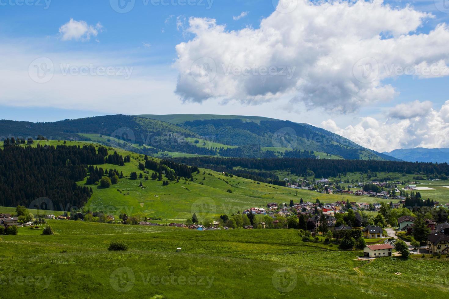 ville au pied d'une montagne photo