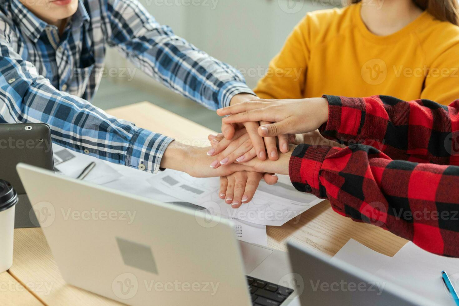 empiler de mains. affaires Commencez travail en équipe unité concept. diverse équipe en mettant leur mains ensemble Haut voir. Jeune gens groupe affaires collègues séance dans bureau, travail processus Succès de entreprise. photo