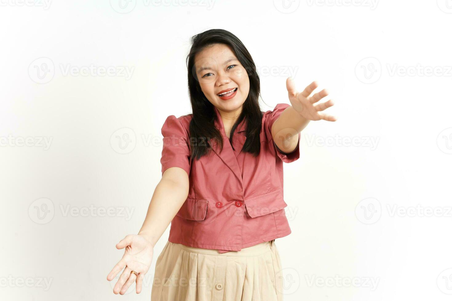 offrant un geste de câlin de belle femme asiatique isolée sur fond blanc photo