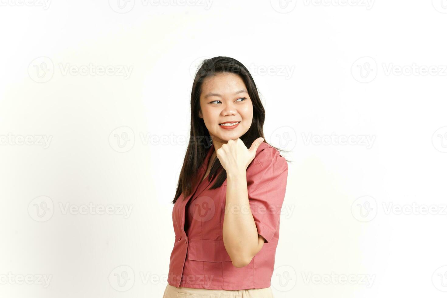 montrant produit et montrer du doigt côté en utilisant pouce de magnifique asiatique femme isolé sur blanc Contexte photo
