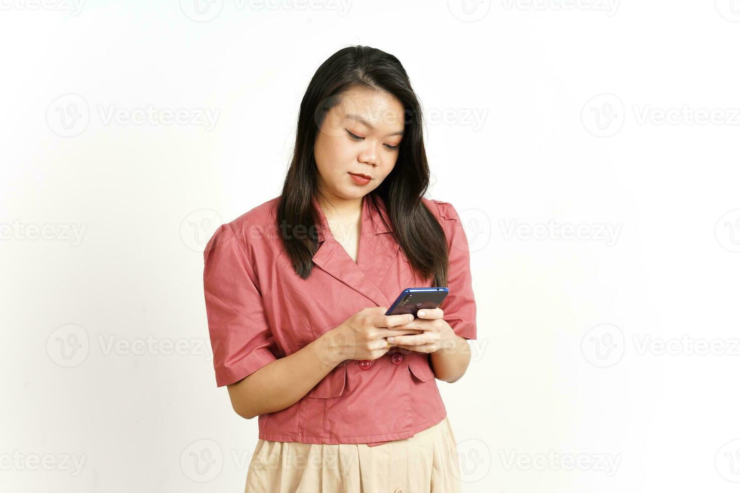 sérieux visage et en utilisant téléphone intelligent de magnifique asiatique femme isolé sur blanc Contexte photo