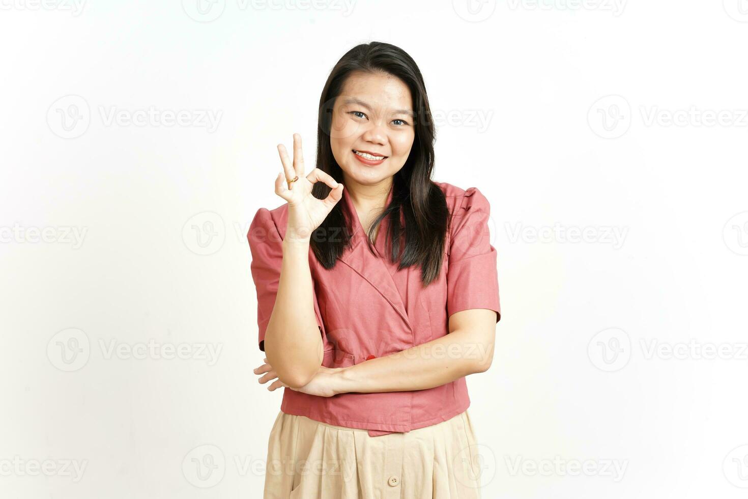 montrant D'accord approuvé signe de magnifique asiatique femme isolé sur blanc Contexte photo