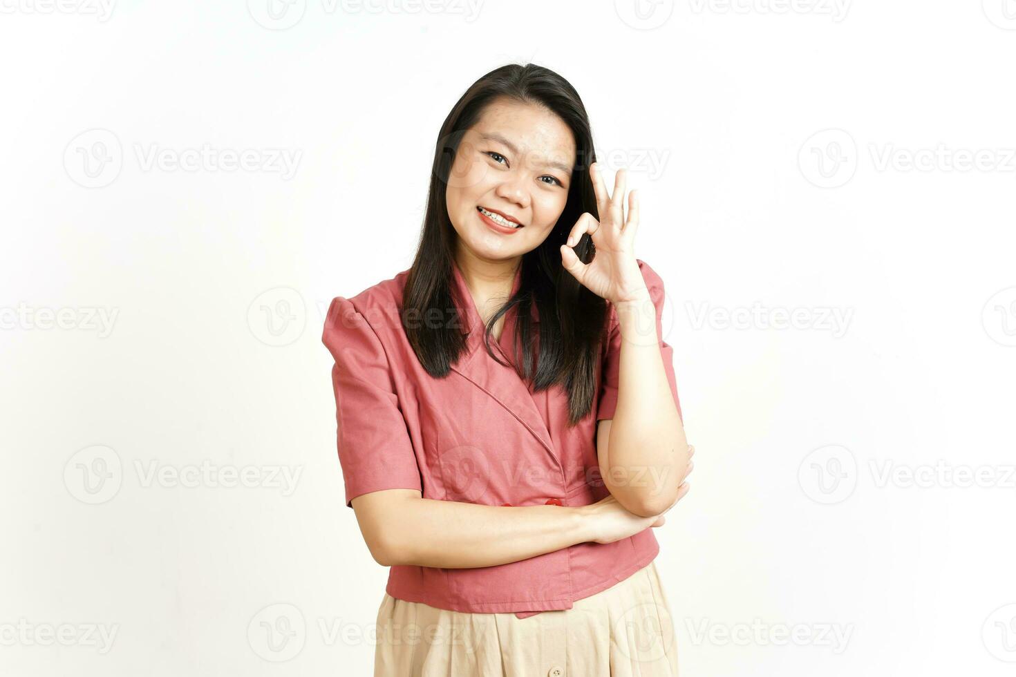 montrant D'accord approuvé signe de magnifique asiatique femme isolé sur blanc Contexte photo