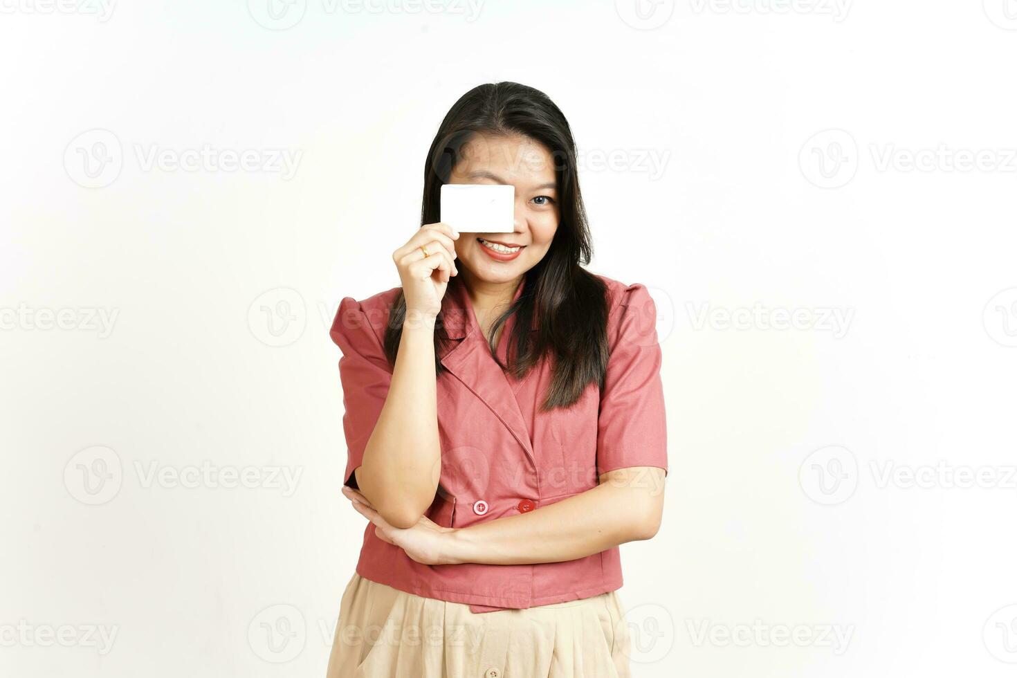tenant et montrant une carte de crédit vierge d'une belle femme asiatique isolée sur fond blanc photo