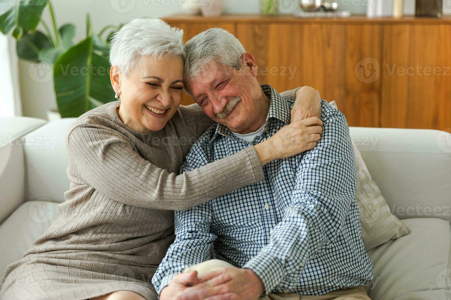 Sénior adulte mature couple étreindre à maison. milieu âge vieux mari et épouse embrassement avec tendresse l'amour profiter sucré collage bien-être. grand-mère grand-père ensemble. famille moment l'amour et se soucier. photo