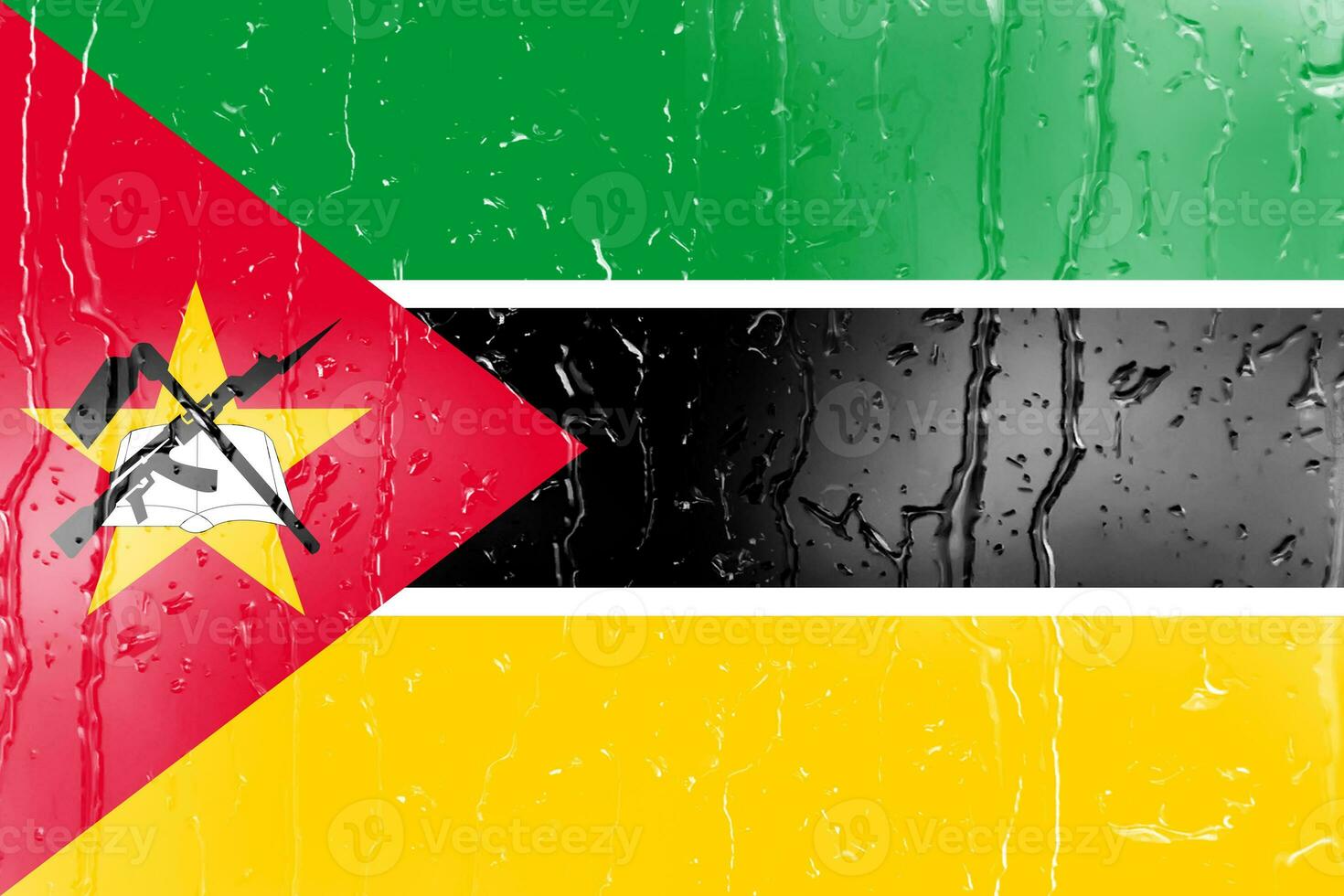 3d drapeau de mozambique sur une verre avec l'eau laissez tomber Contexte. photo