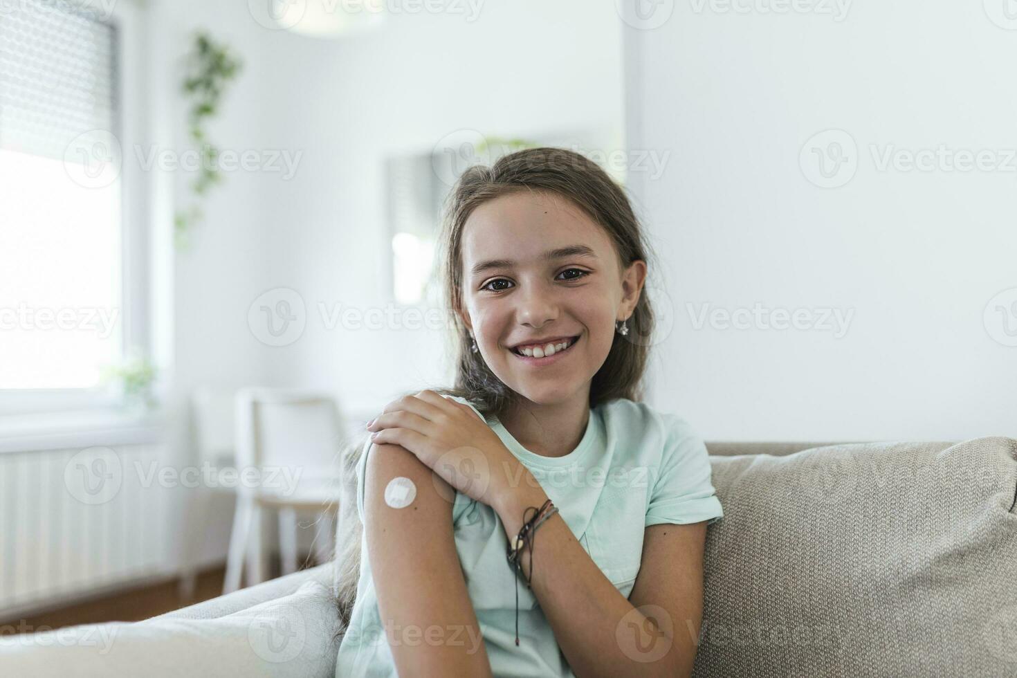 adhésif bandage sur bras après injection vaccin ou médecine, adhésif des pansements plâtre - médical équipement, doux concentrer adhésif bandage sur une femelle brachium après covid-19 vaccination photo