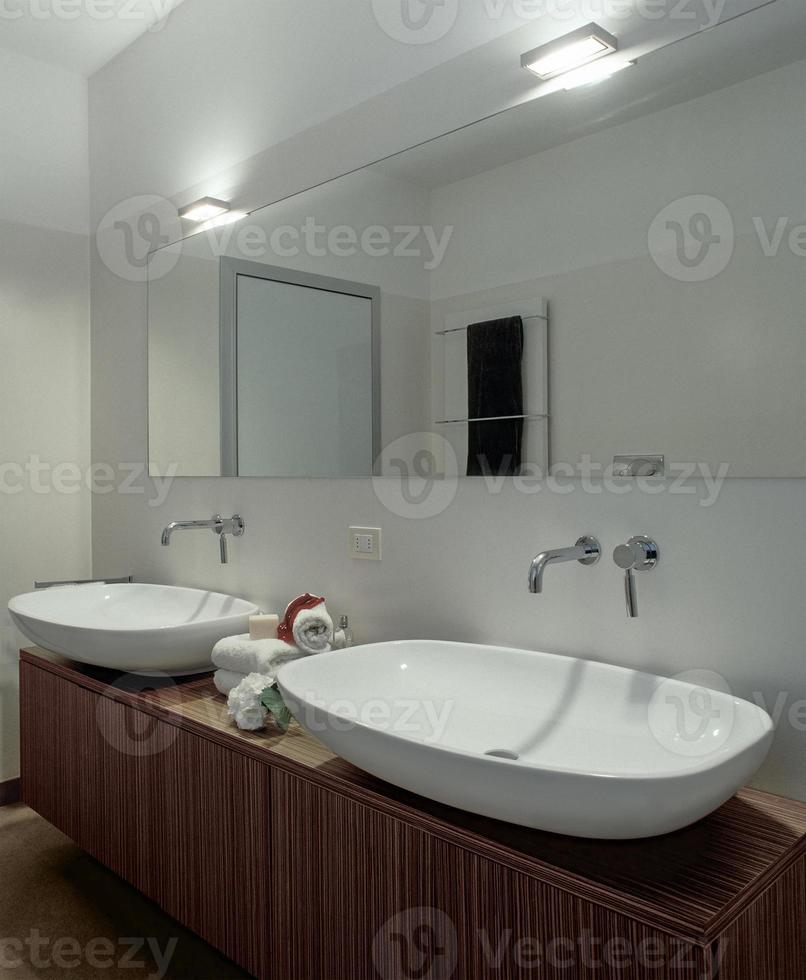 vue intérieure d'une salle de bain moderne photo