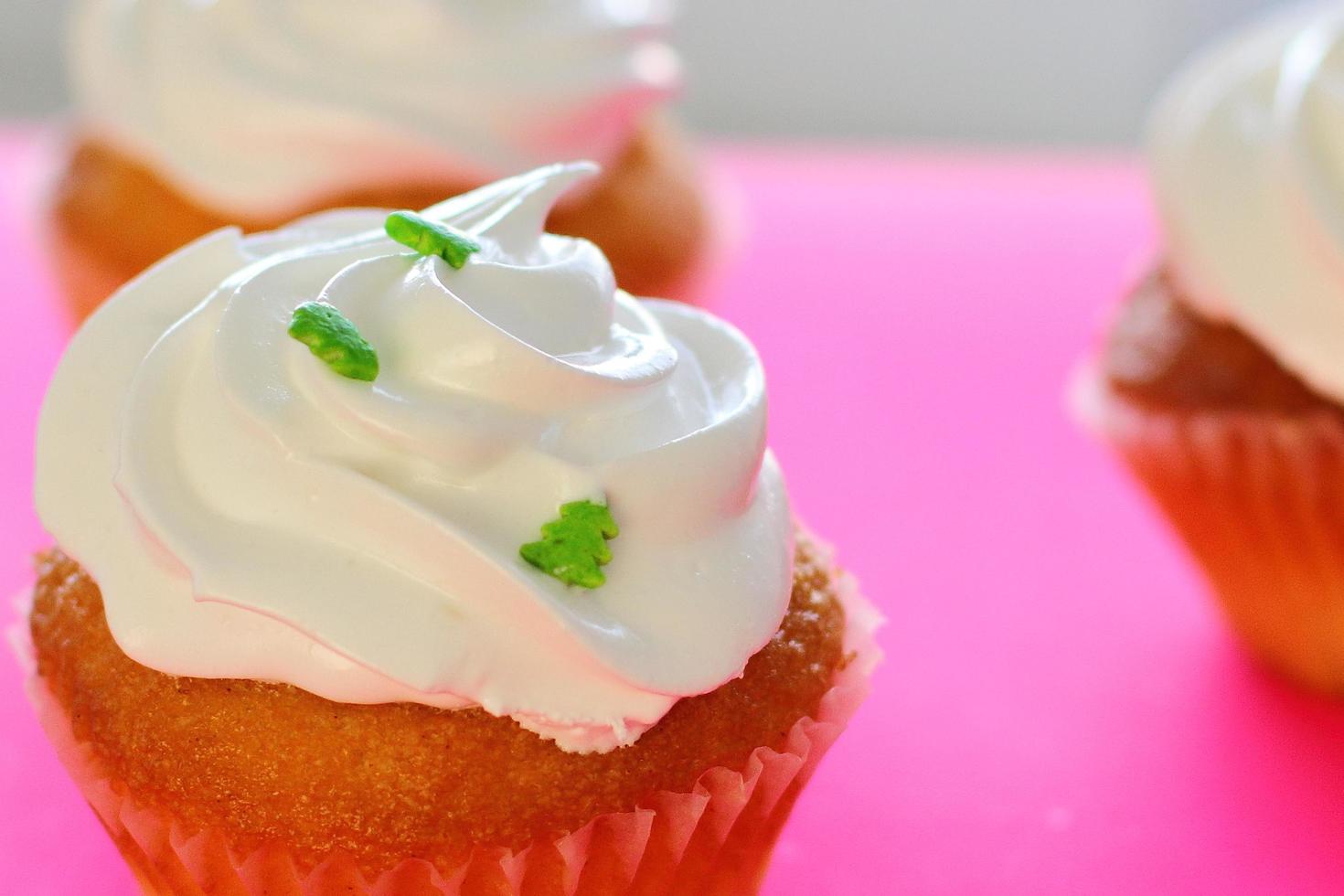 cupcakes avec garniture à la crème photo