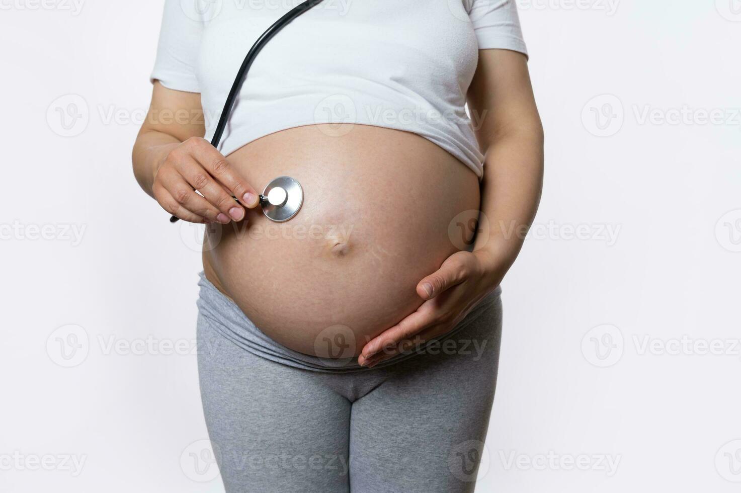 fermer cœur forme sur Enceinte femme ventre, écoute à battement de ...