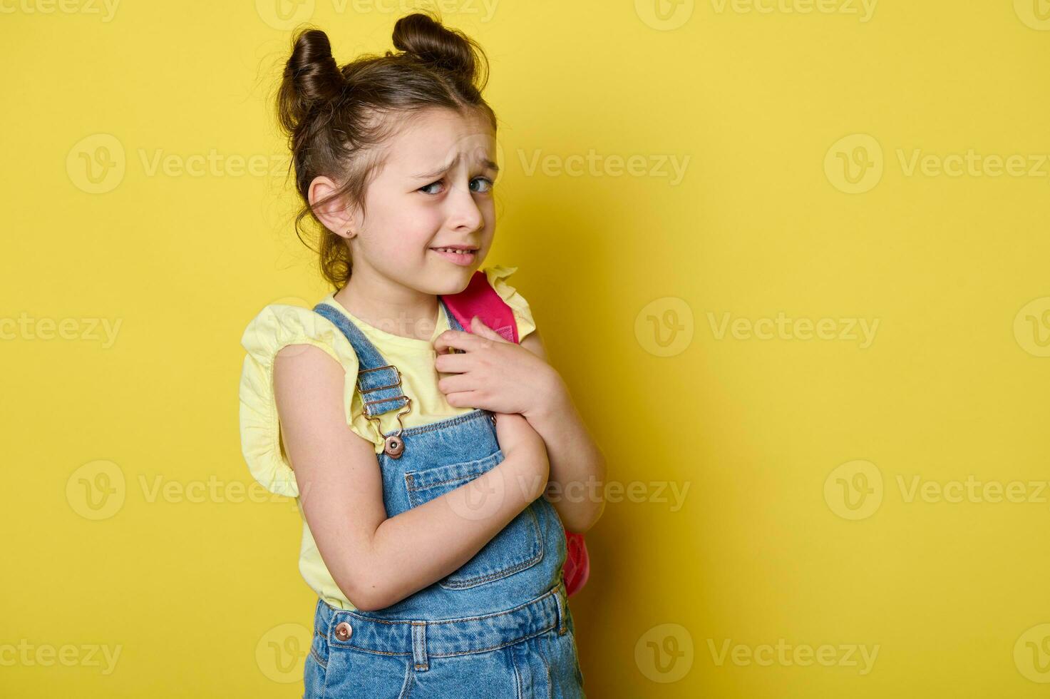 sur de soi caucasien adolescent garçon, content Beau école enfant avec sac  à dos, en portant cahiers d'exercices, souriant à la recherche à caméra  25911868 Photo de stock chez Vecteezy