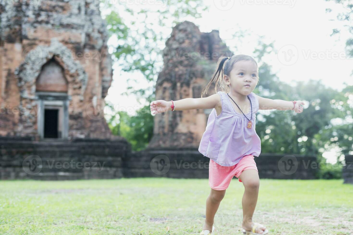content Jeune sud-est asiatique fille diffusion sa bras en plein air dans la nature dans une parc. photo