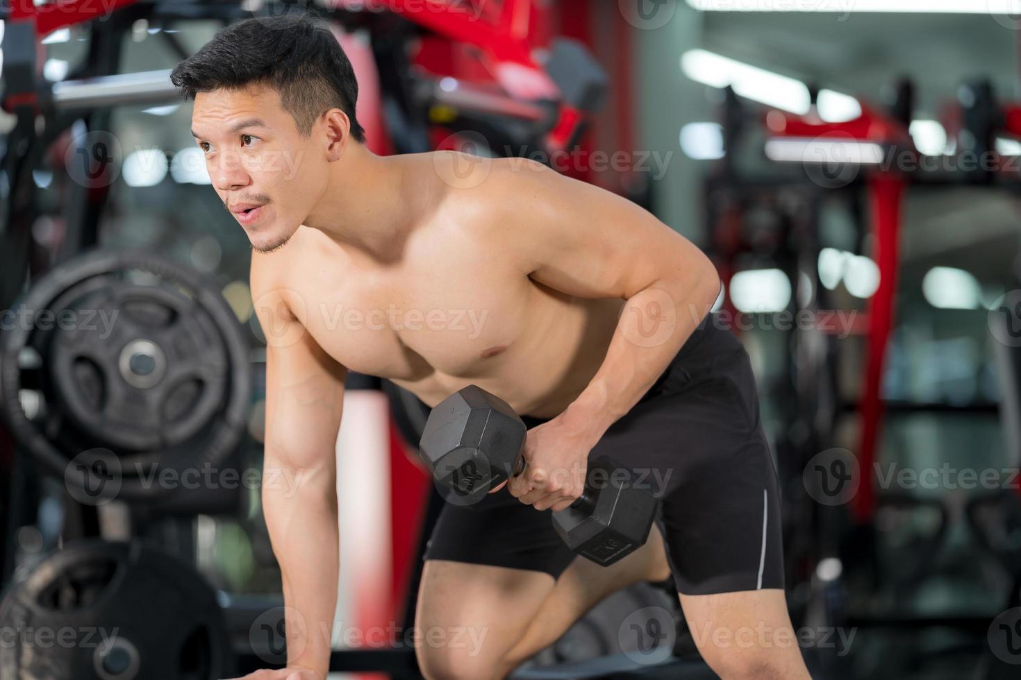 homme sportif, formation, à, haltère, dans, gymnase photo