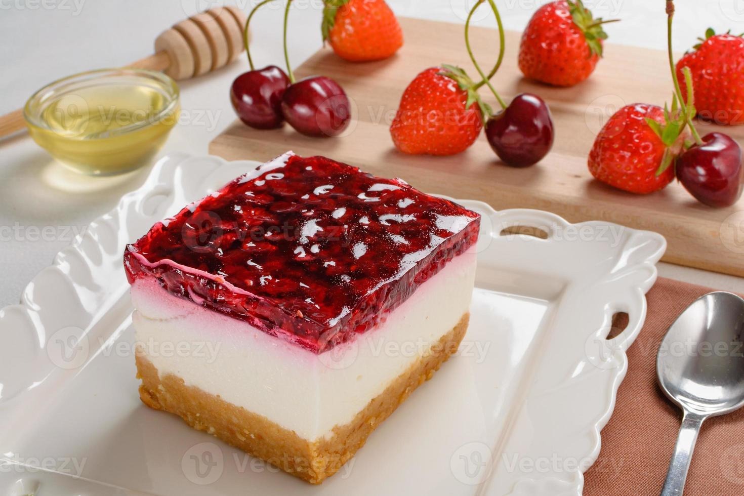 cheesecake aux baies, fraise fraîche et cheesecake cerise sur table. photo