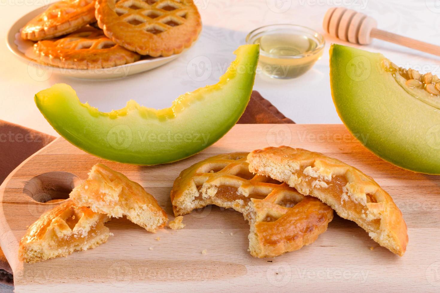 biscuits au melon avec du miel. biscuits frais fourrés d'une savoureuse farce maison de melon. photo