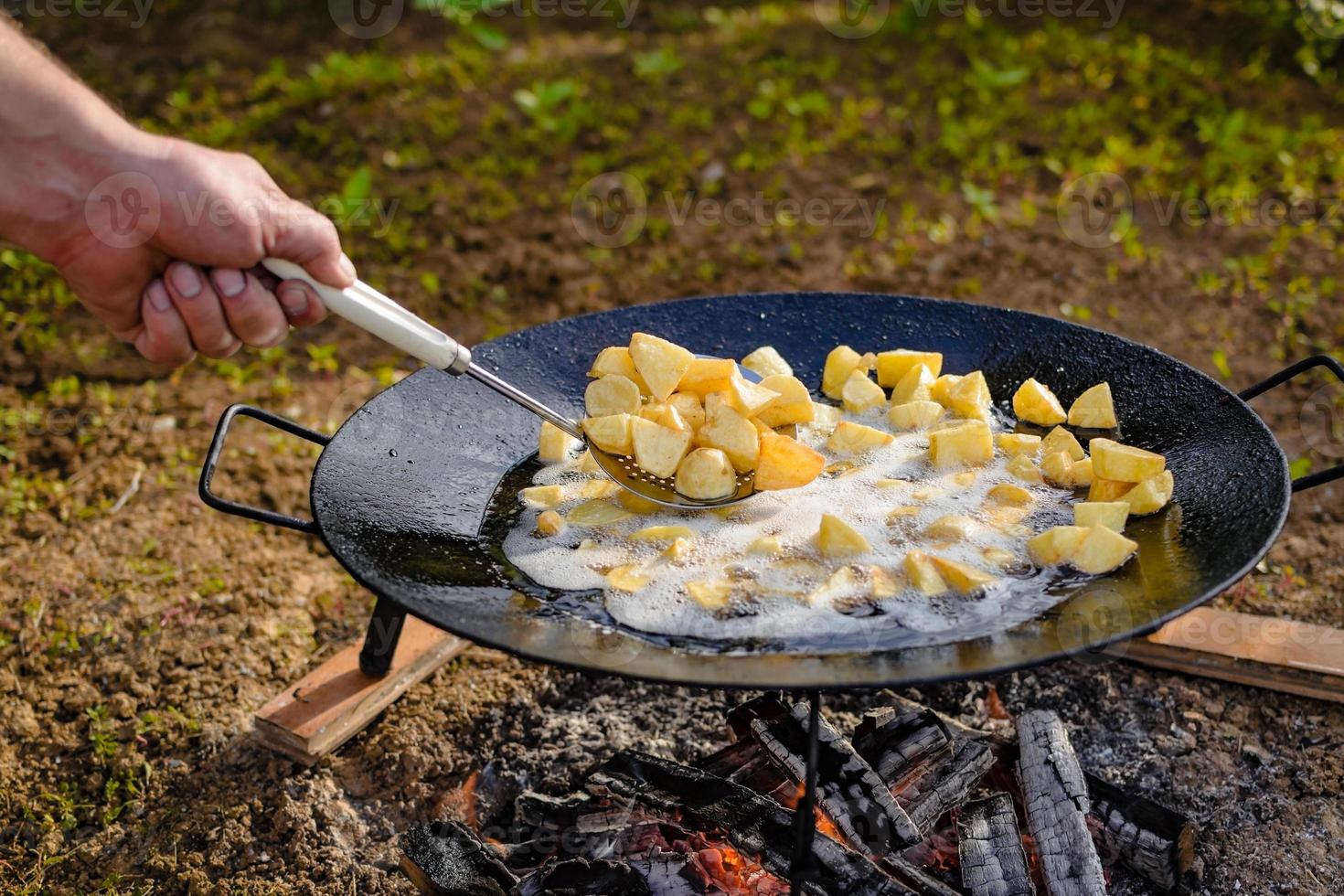 pomme de terre sur l'autocuiseur à disque de charrue. pommes de terre sur le gril à disque. photo