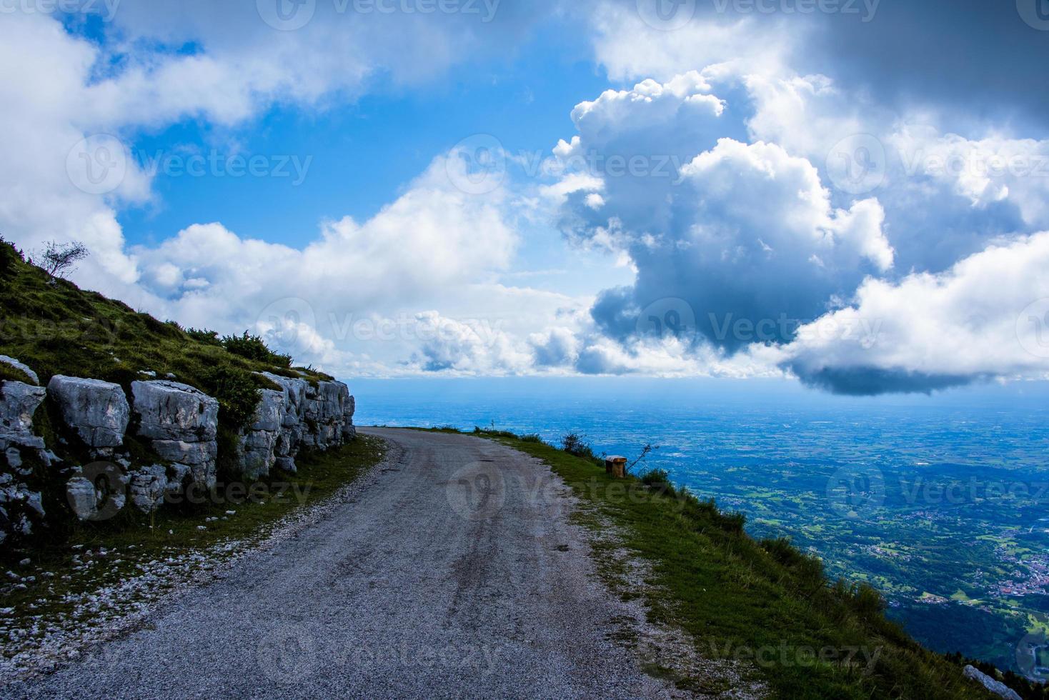 route de montagne et nuages photo