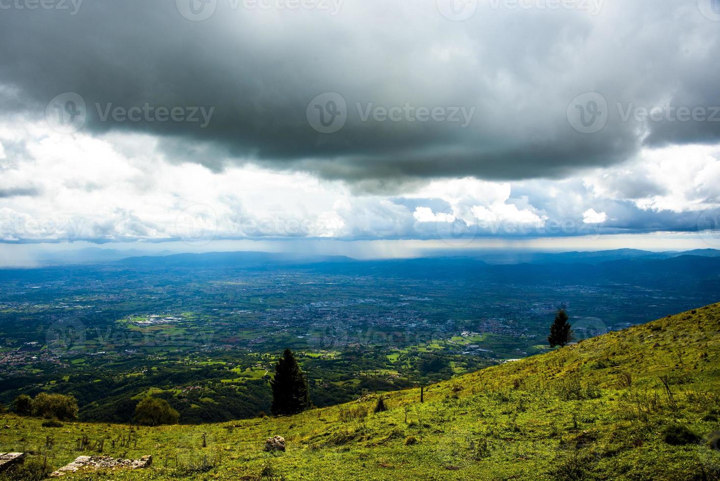 nuages et colline verte photo