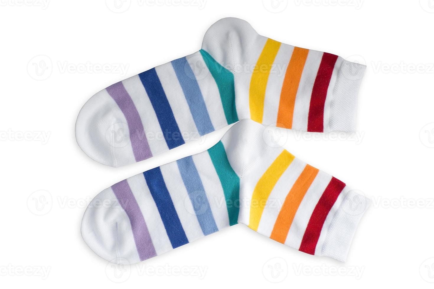 chaussettes blanches à rayures de différentes couleurs sur fond blanc, isoler photo