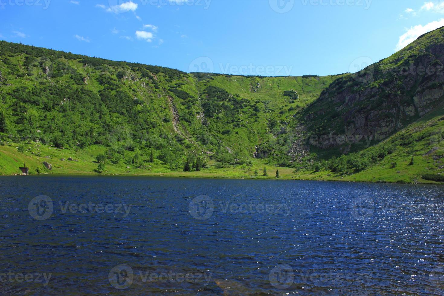 belle vue avec lac bleu et montagnes vertes photo