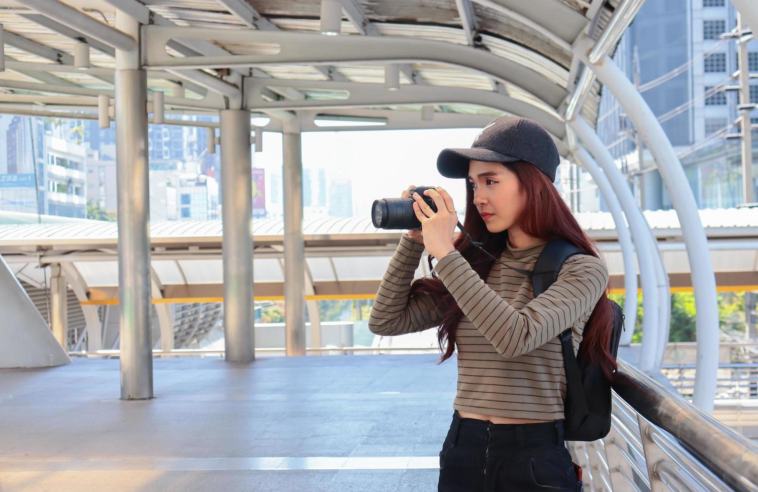 portrait de jeune touriste asiatique tenant un appareil photo concept de vie heureuse