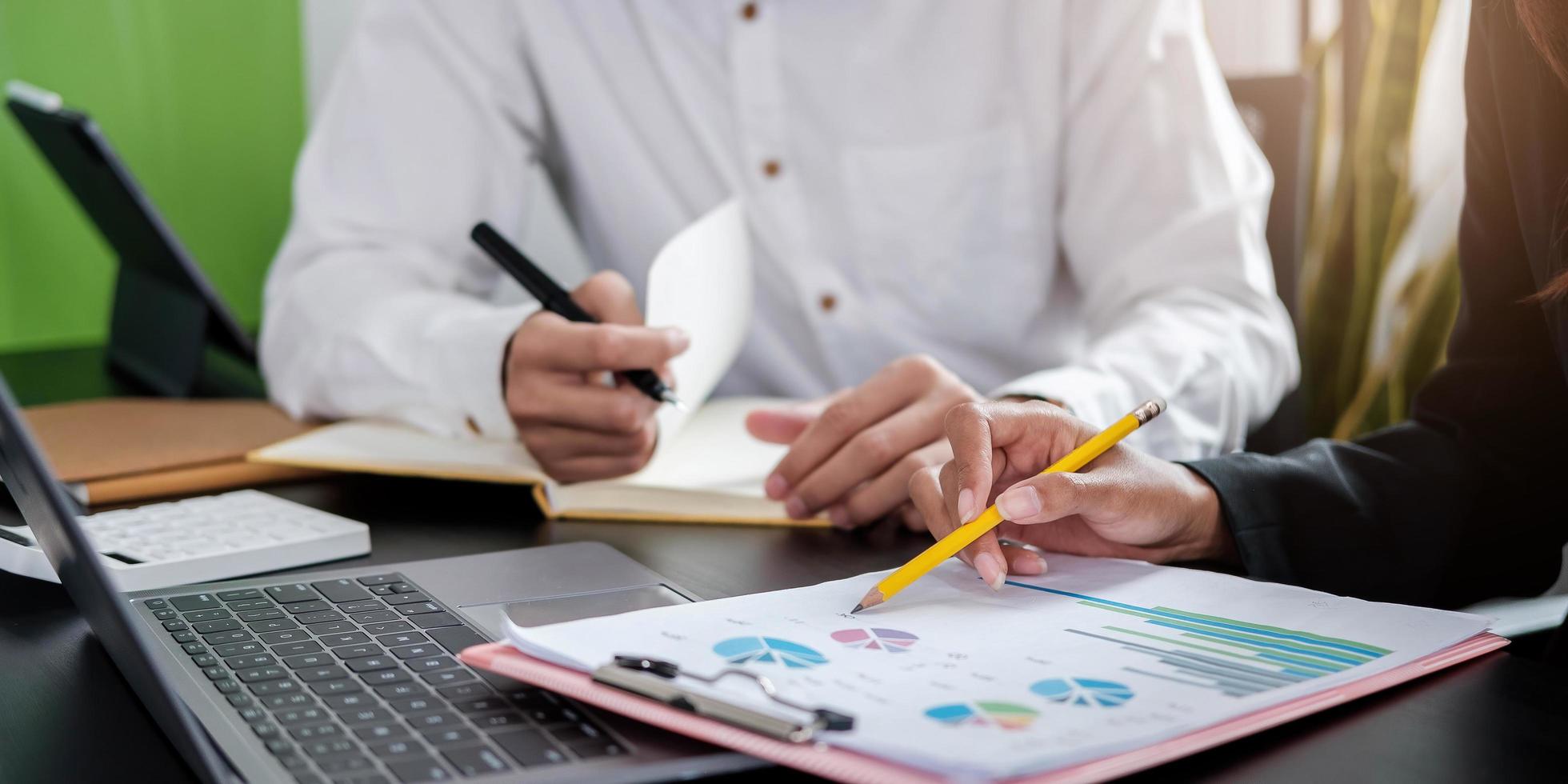 gros plan sur des hommes d'affaires se réunissant pour discuter de la situation sur le marché, concept financier d'entreprise photo