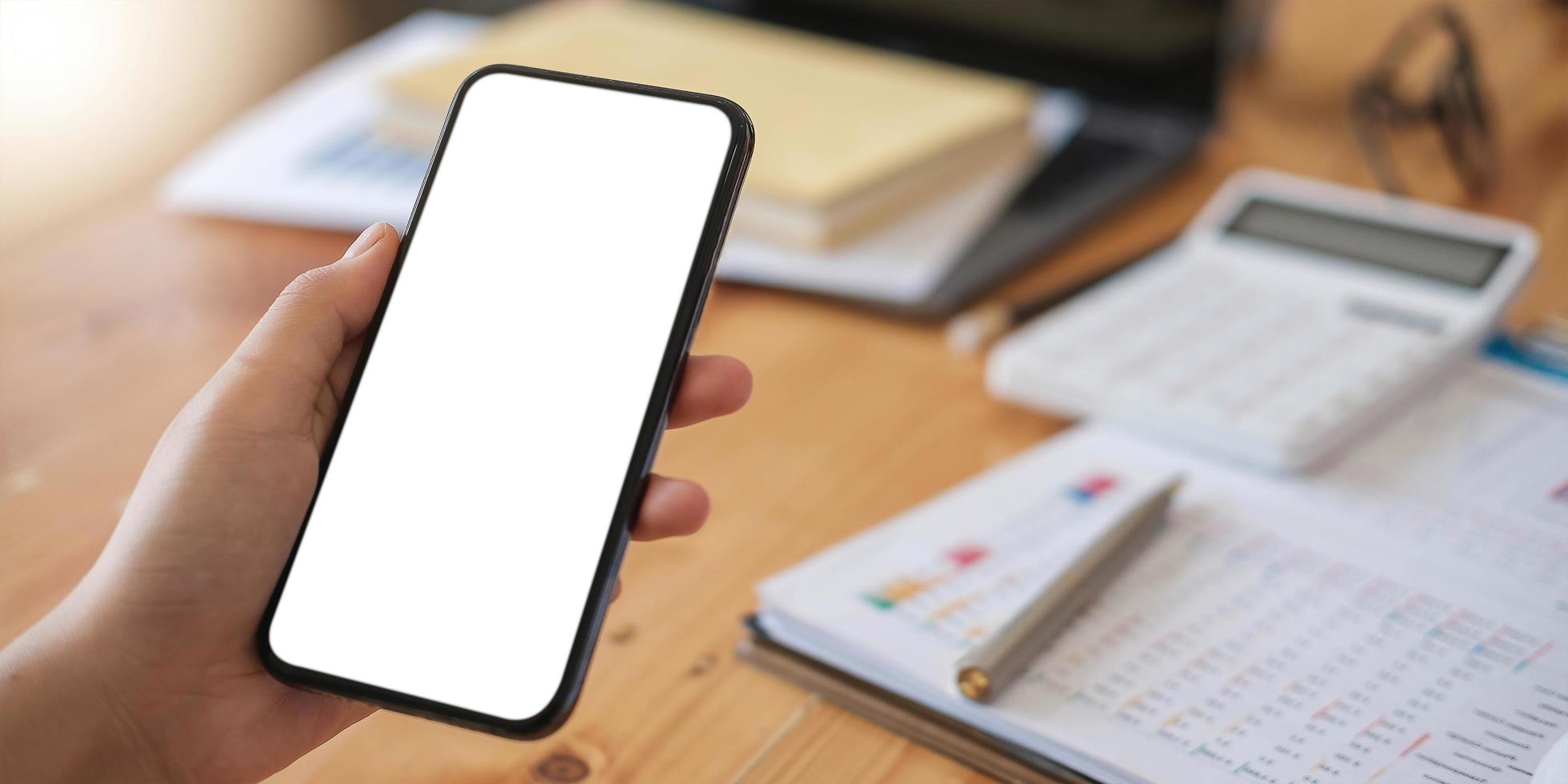 image maquette d'une personne tenant un téléphone portable avec un écran blanc vierge pour le texte photo