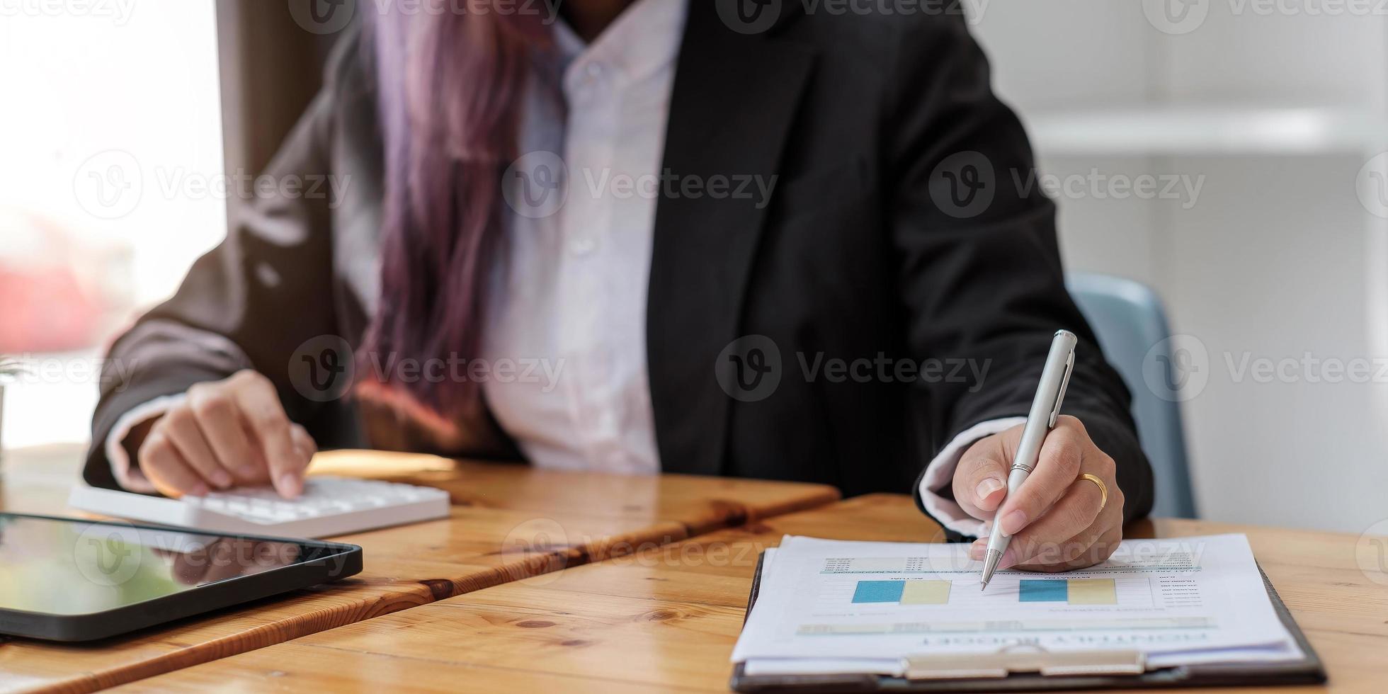 gros plan sur une femme d'affaires consultante en investissement analysant le bilan du rapport financier annuel de l'entreprise en travaillant avec des graphiques de documents. image conceptuelle de l'économie, marketing photo