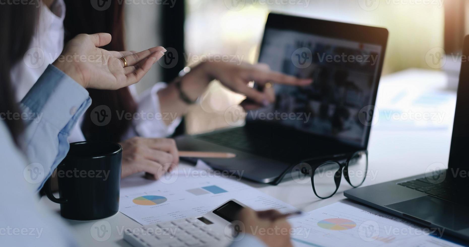 concept d'entreprise. des hommes d'affaires discutant des tableaux et des graphiques montrant les résultats de leur travail d'équipe réussi. photo