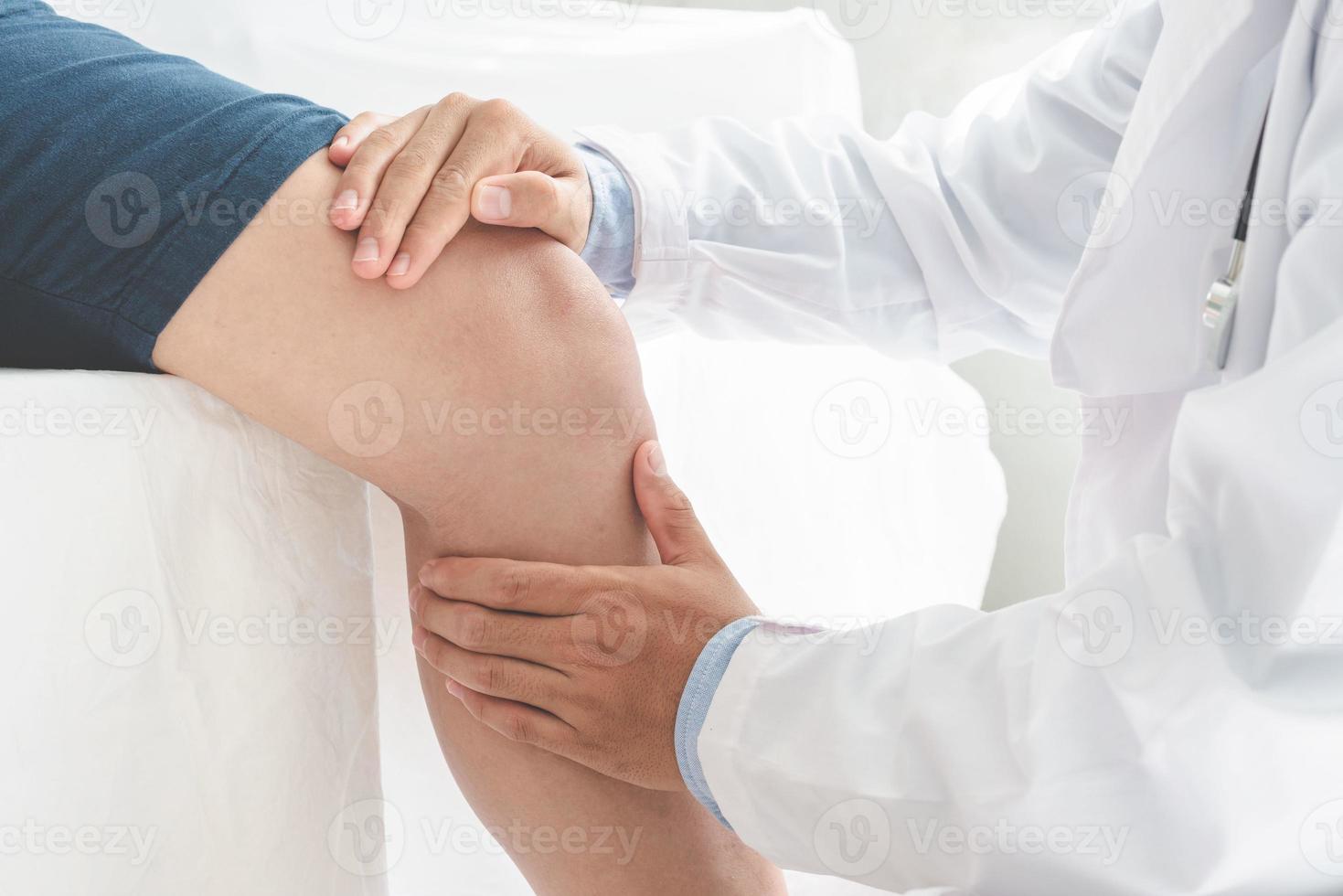 physiothérapeute faisant un traitement de guérison sur la bannière panoramique du concept de thérapie physique sport jambe patient photo