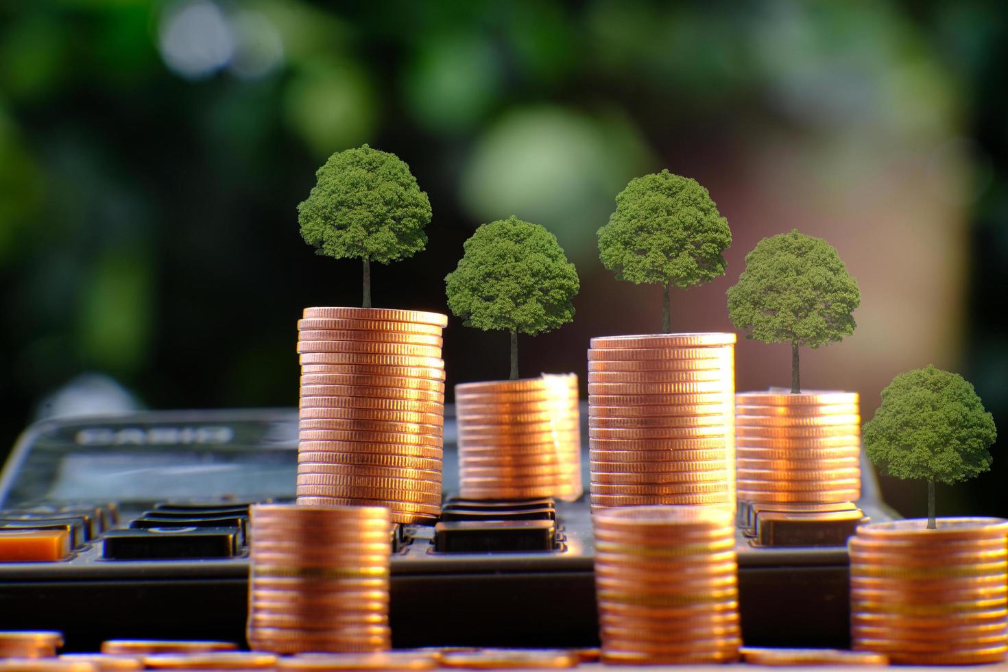 pièce de monnaie sur fond de table et entreprise économisant de l'argent photo