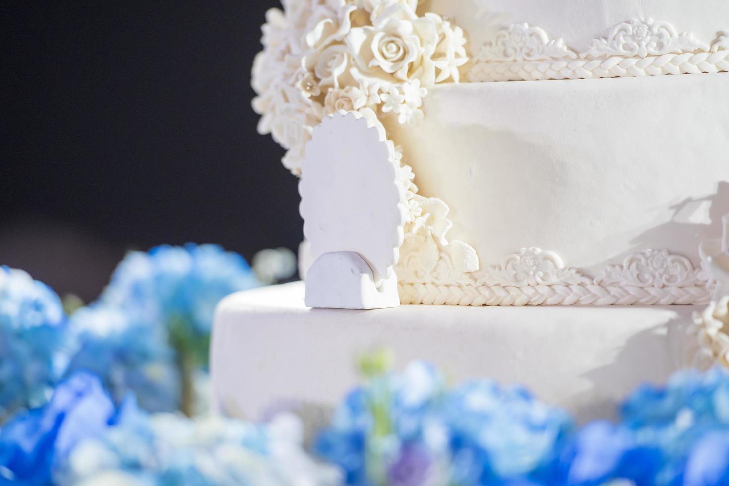 gâteau de mariage blanc avec fleur photo