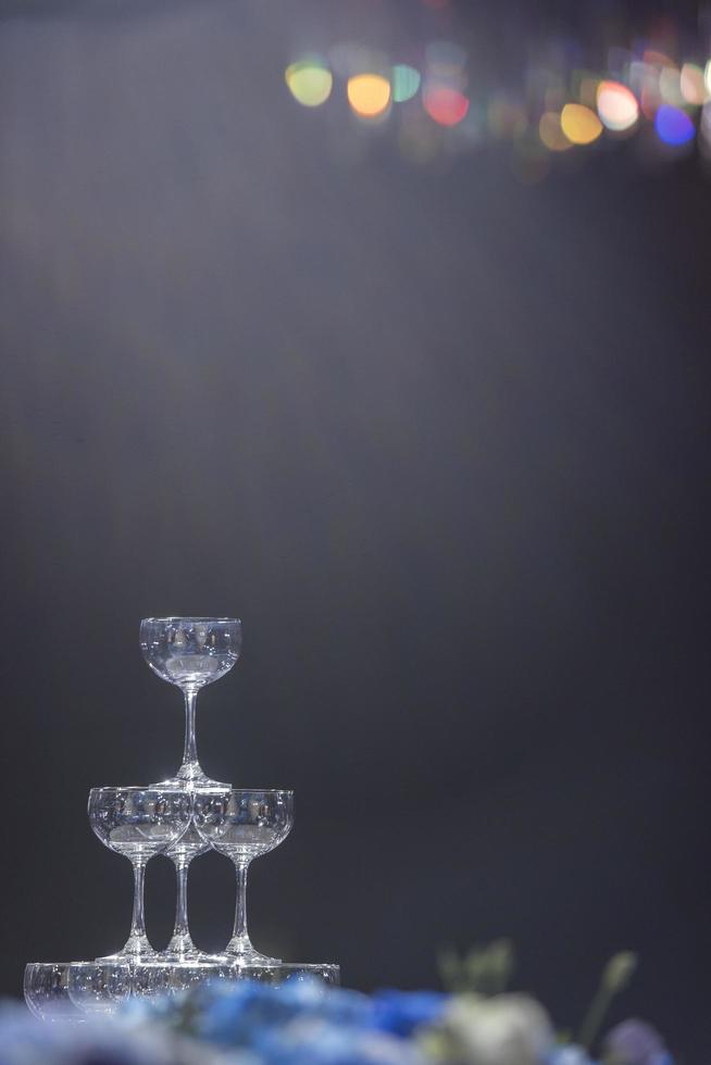 Rangées de verres à champagne en fête de mariage photo