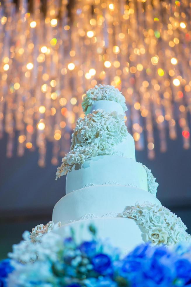 gâteau de mariage blanc avec fleur photo