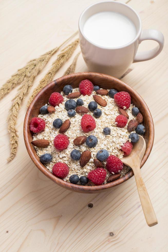 ingrédients sains du petit déjeuner sur table en bois, concept d'alimentation saine photo