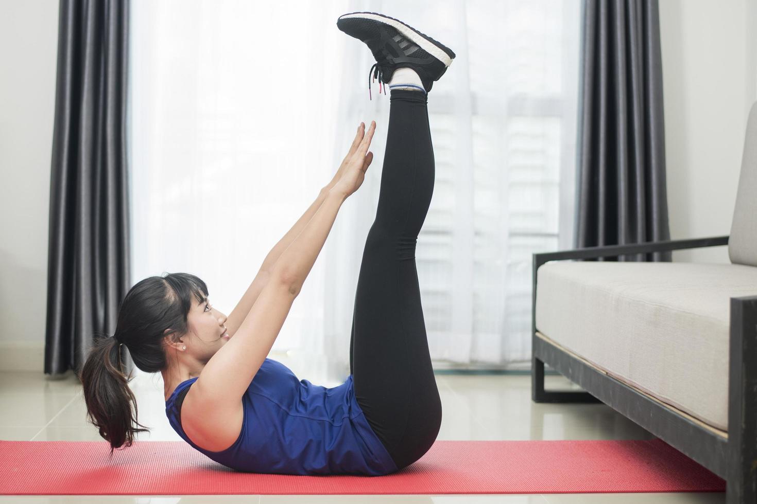 belle jeune femme sportive exerçant à la maison photo