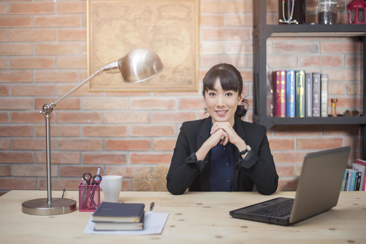 belle femme travaille au bureau à domicile photo