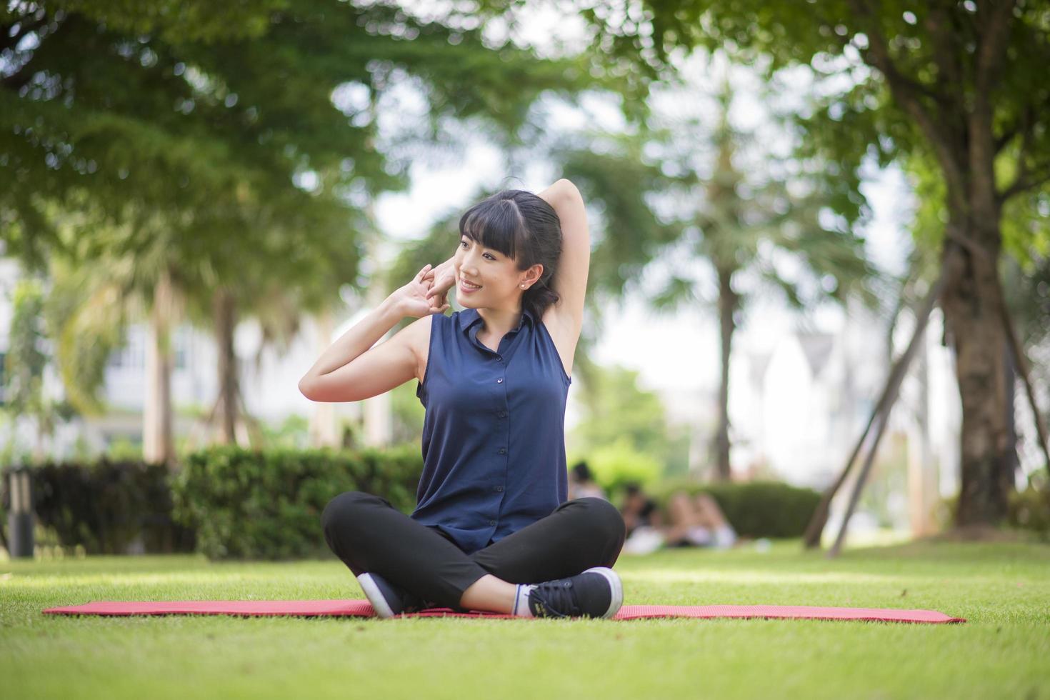 belle femme de yoga sur parc verdoyant photo